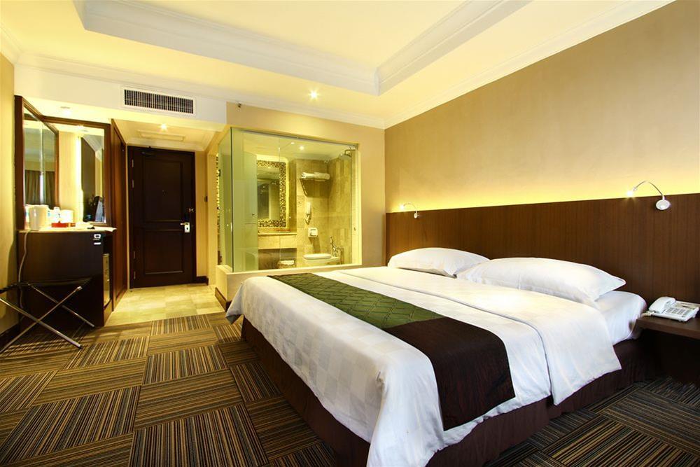 Aiho Hotel Medan Exterior photo